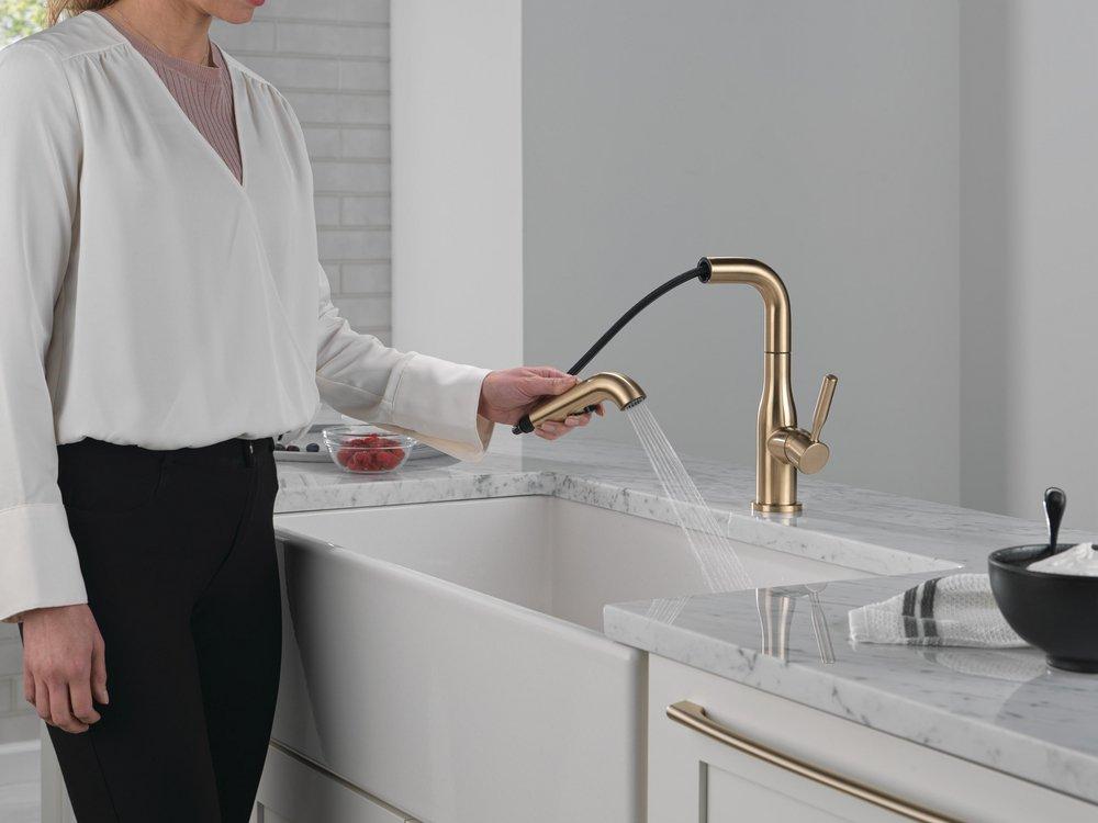 Single Handle Pull Out Kitchen Faucet in Champagne Bronze 