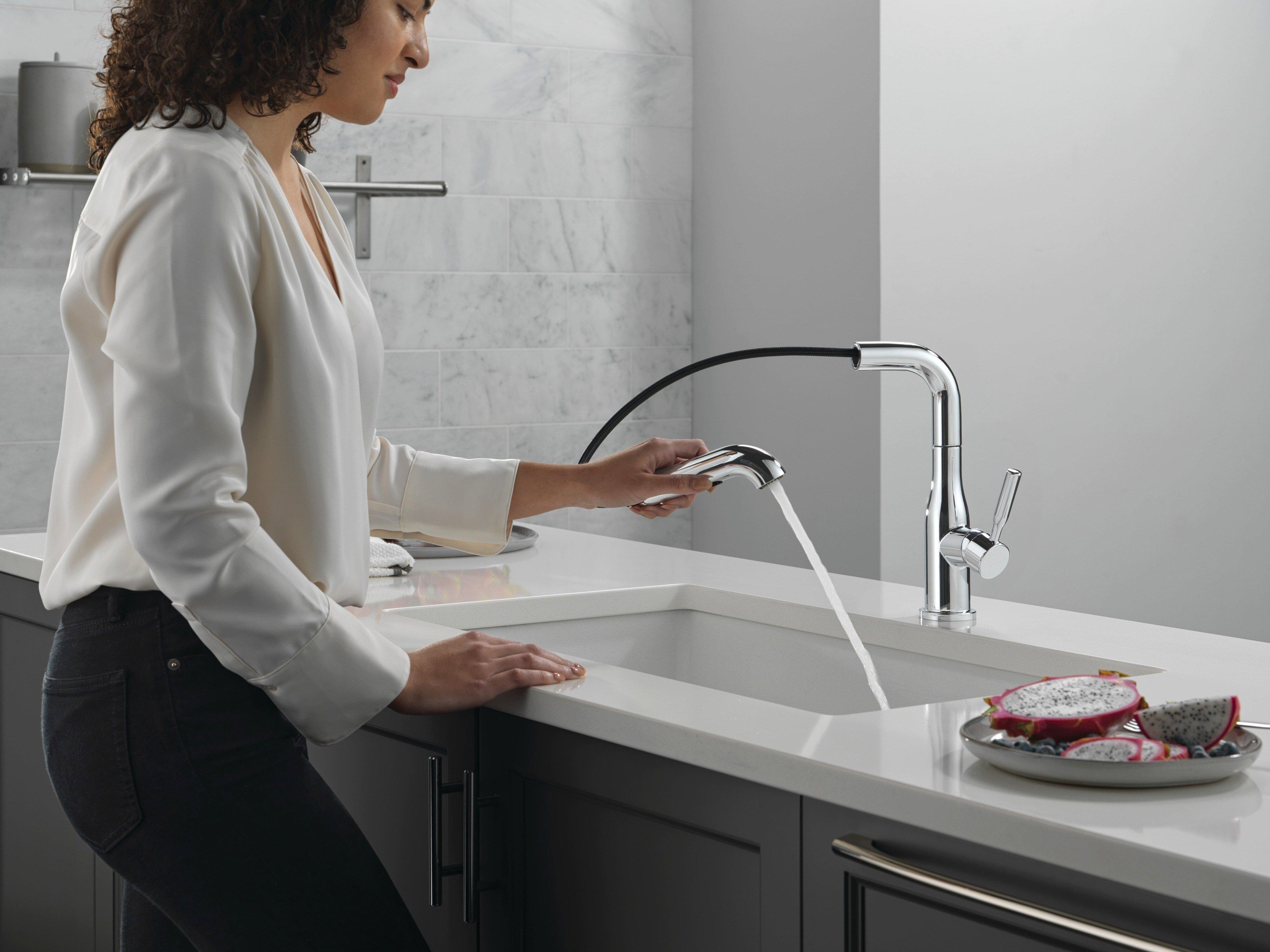 Single Handle Pull Out Kitchen Faucet in Chrome 