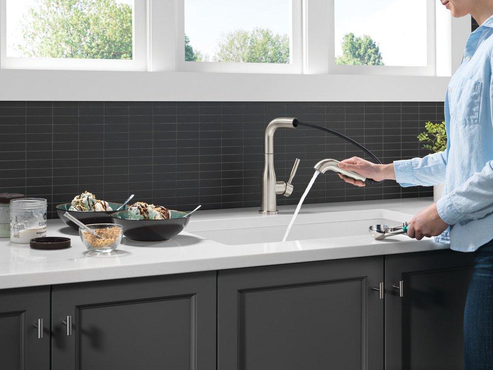 Single Handle Pull Out Kitchen Faucet in Stainless 