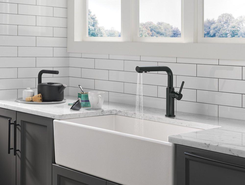 Single Handle Pull Out Kitchen Faucet in Matte Black 