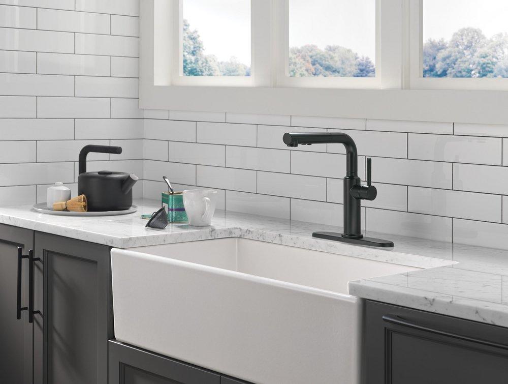Single Handle Pull Out Kitchen Faucet in Matte Black 