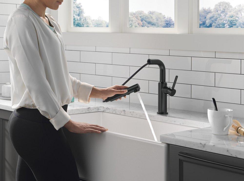 Single Handle Pull Out Kitchen Faucet in Matte Black 