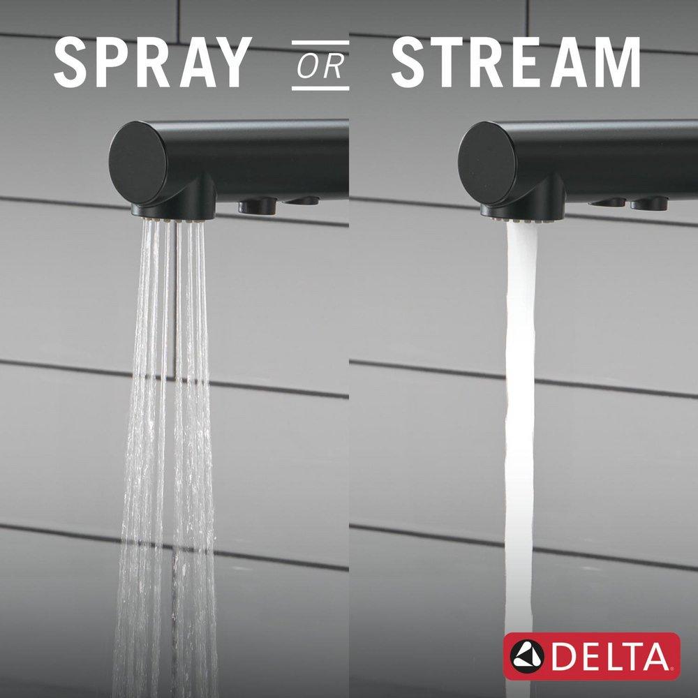 Single Handle Pull Out Kitchen Faucet in Matte Black 