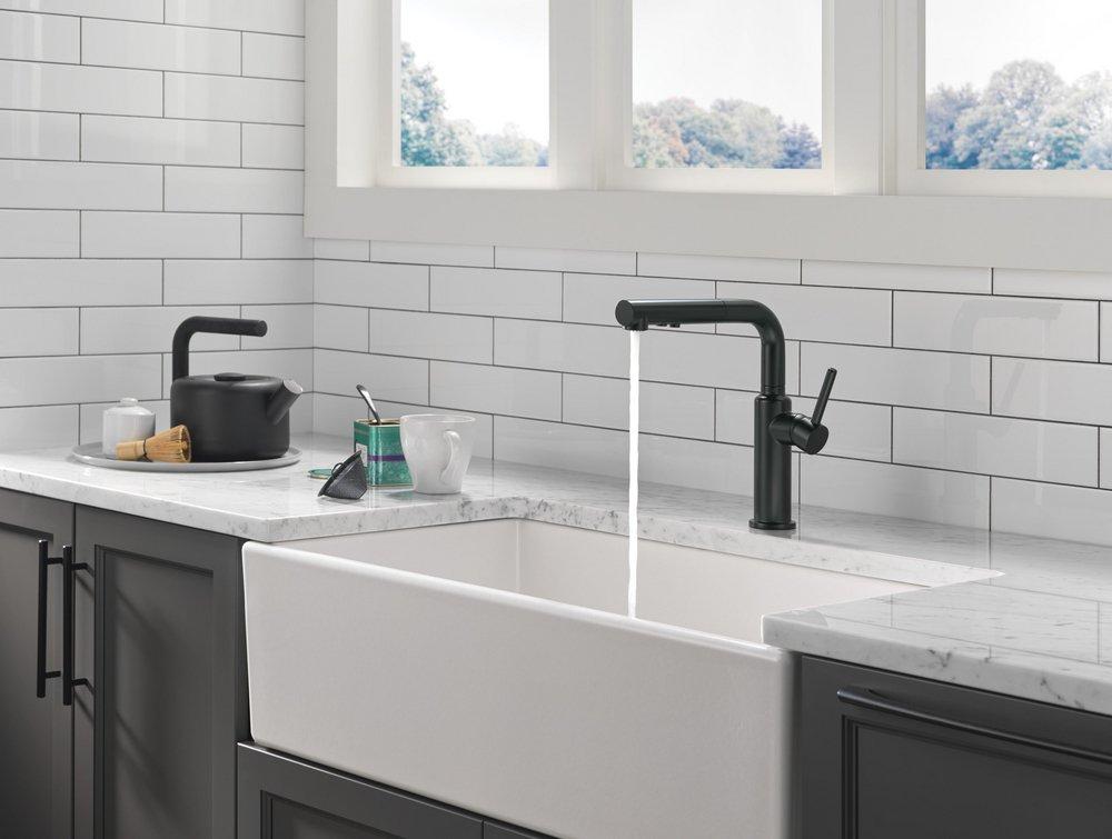Single Handle Pull Out Kitchen Faucet in Matte Black 