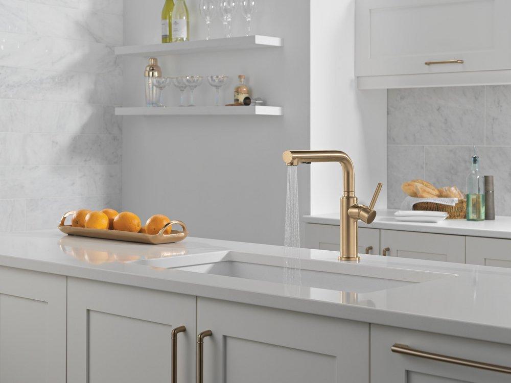 Single Handle Pull Out Kitchen Faucet in Champagne Bronze 