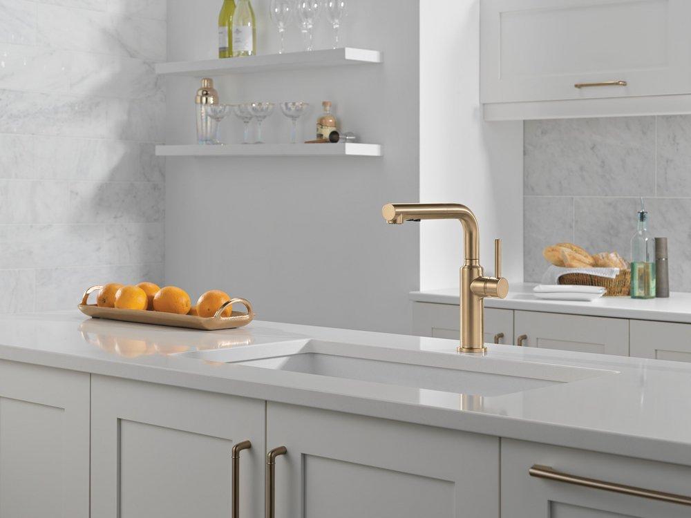 Single Handle Pull Out Kitchen Faucet in Champagne Bronze 