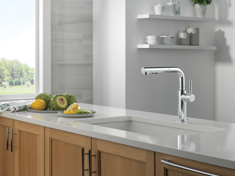 Single Handle Pull Out Kitchen Faucet in Chrome 