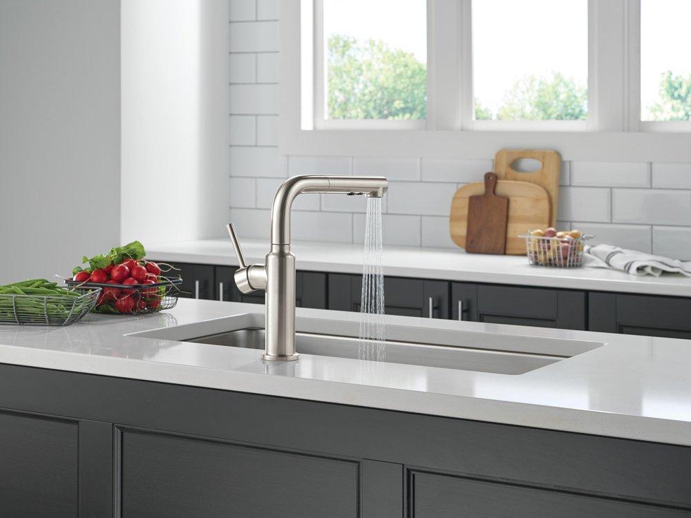 Single Handle Pull Out Kitchen Faucet in Stainless 