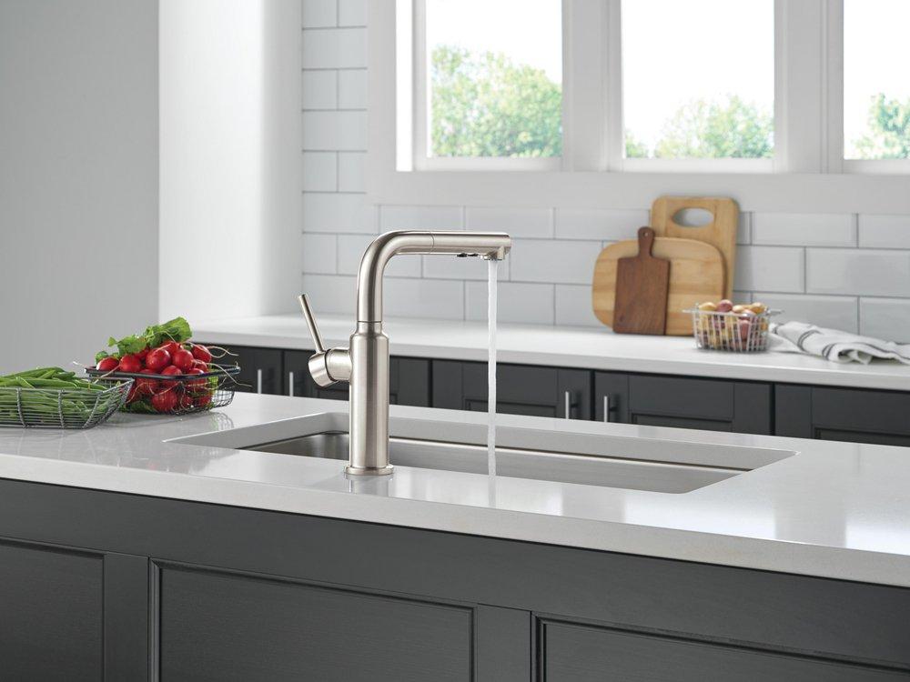 Single Handle Pull Out Kitchen Faucet in Stainless 