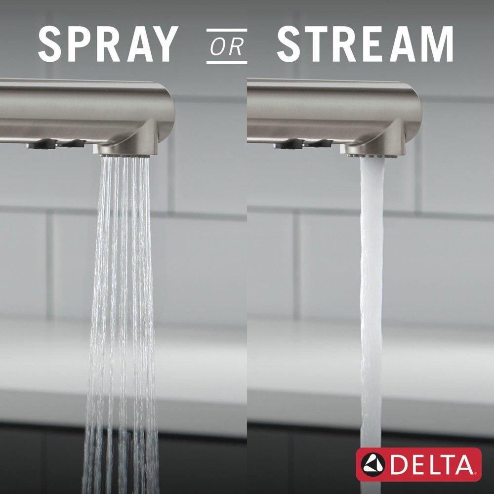 Single Handle Pull Out Kitchen Faucet in Stainless 
