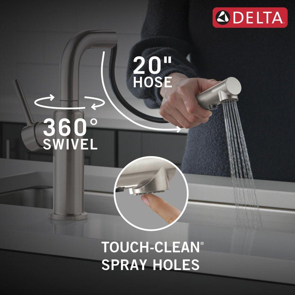Single Handle Pull Out Kitchen Faucet in Stainless 