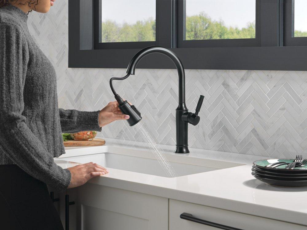 Single Handle Pull Down Kitchen Faucet in Matte Black 