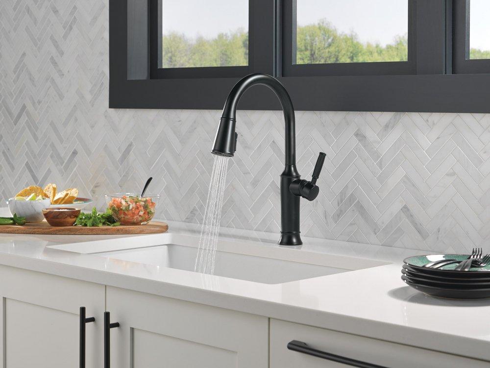 Single Handle Pull Down Kitchen Faucet in Matte Black 