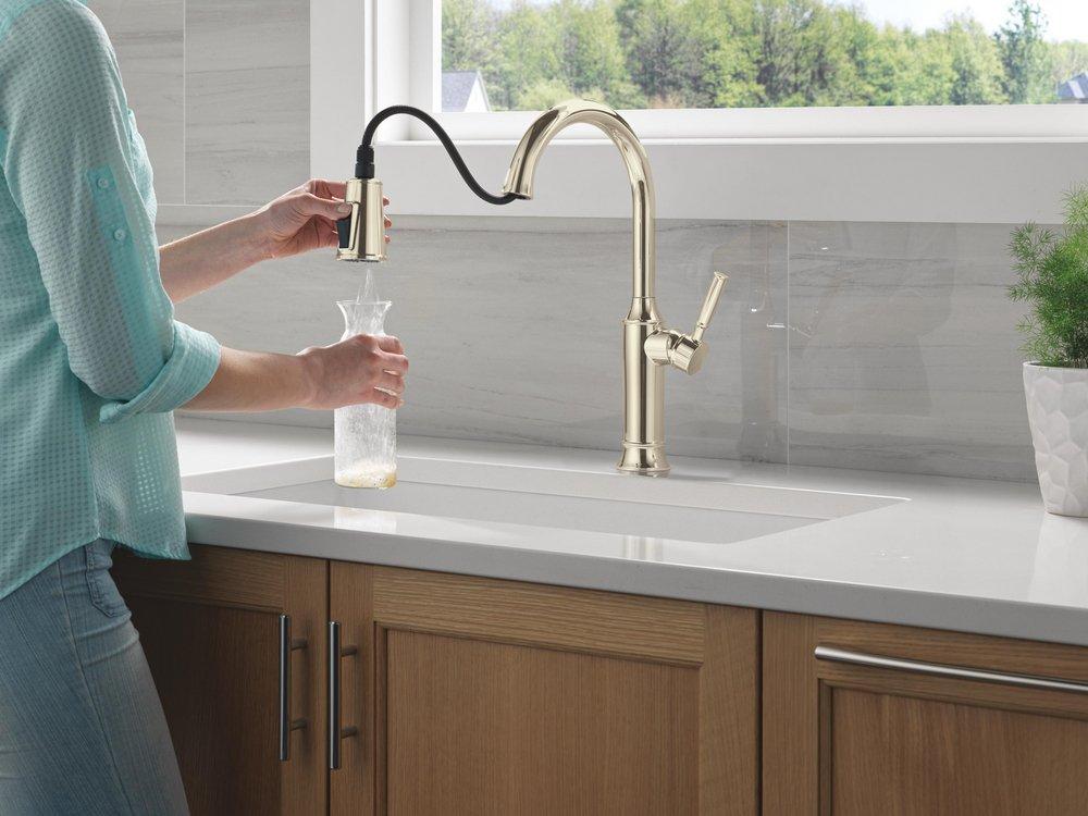 Single Handle Pull Down Kitchen Faucet in Arctic Stainless 