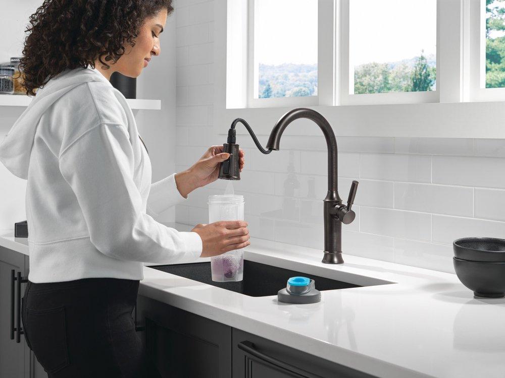 Single Handle Pull Down Kitchen Faucet in Venetian Bronze 