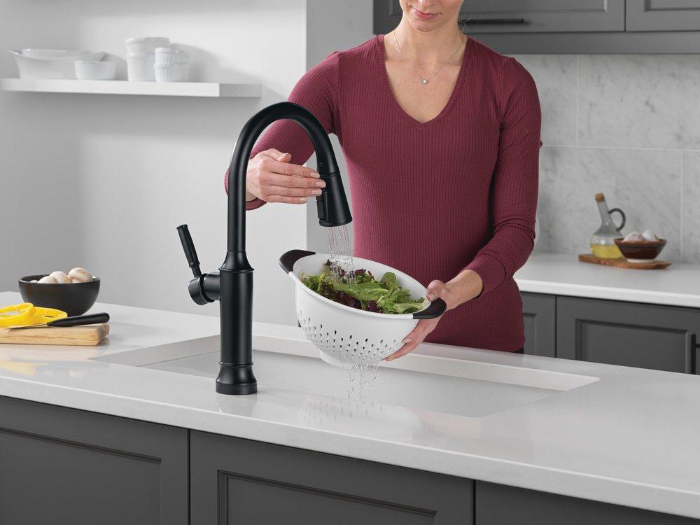 Single Handle Pull Down Touchless Kitchen Faucet in Matte Black 