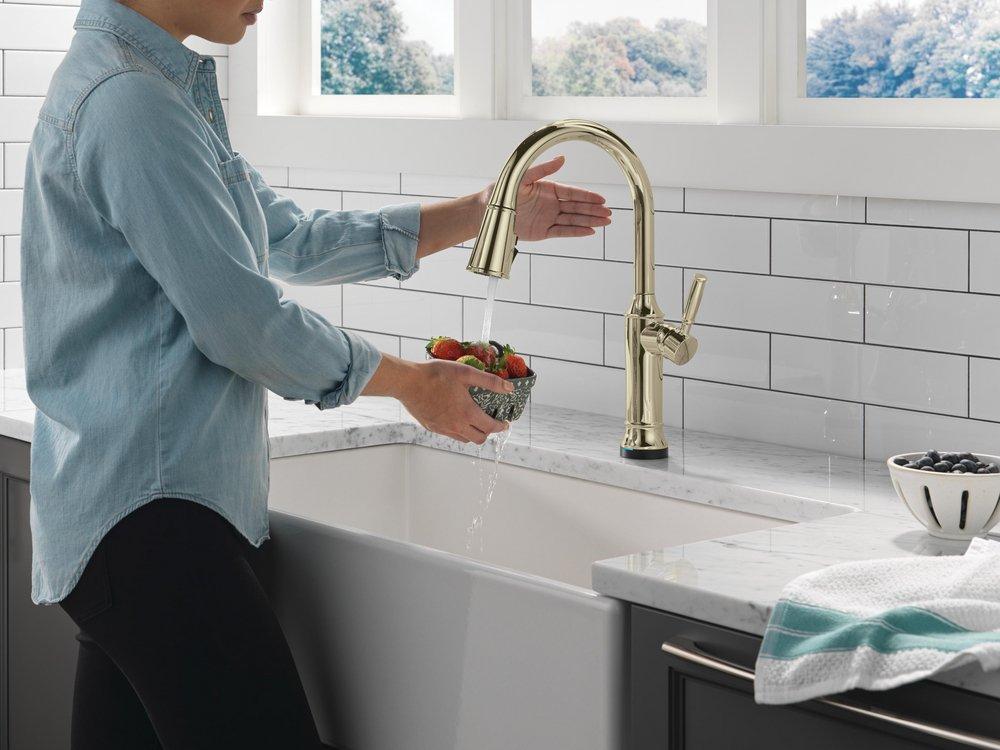 Single Handle Pull Down Touchless Kitchen Faucet in Arctic Stainless 