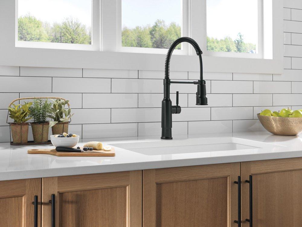 Single Handle Pull Down Kitchen Faucet in Matte Black 