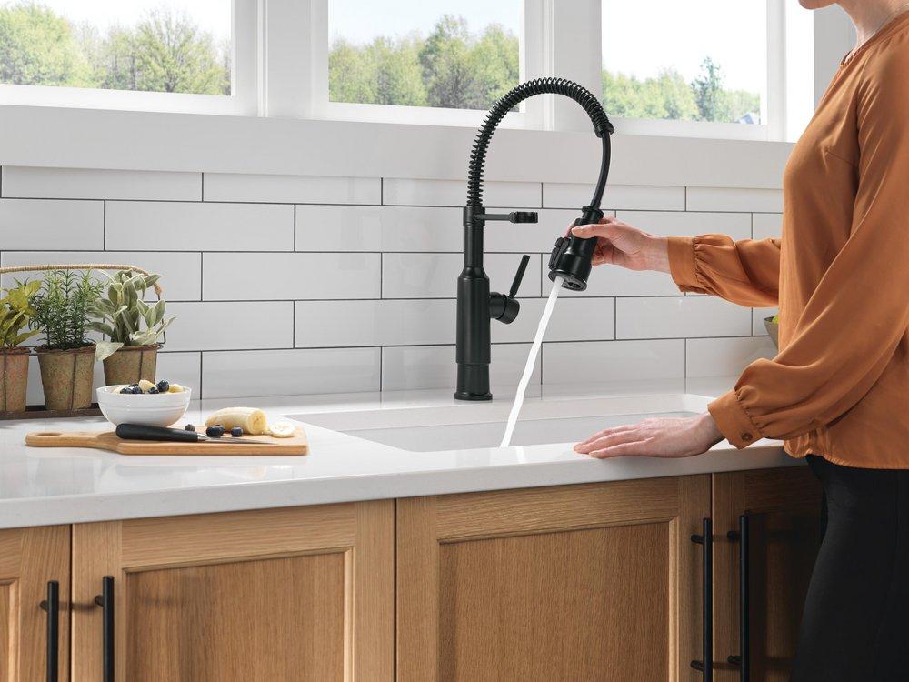 Single Handle Pull Down Kitchen Faucet in Matte Black 