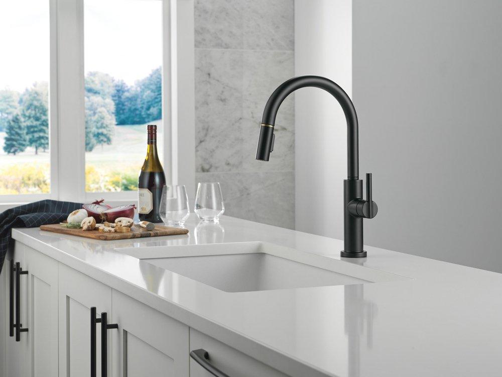 Single Handle Pull Down Kitchen Faucet in Matte Black with Champagne Bronze 