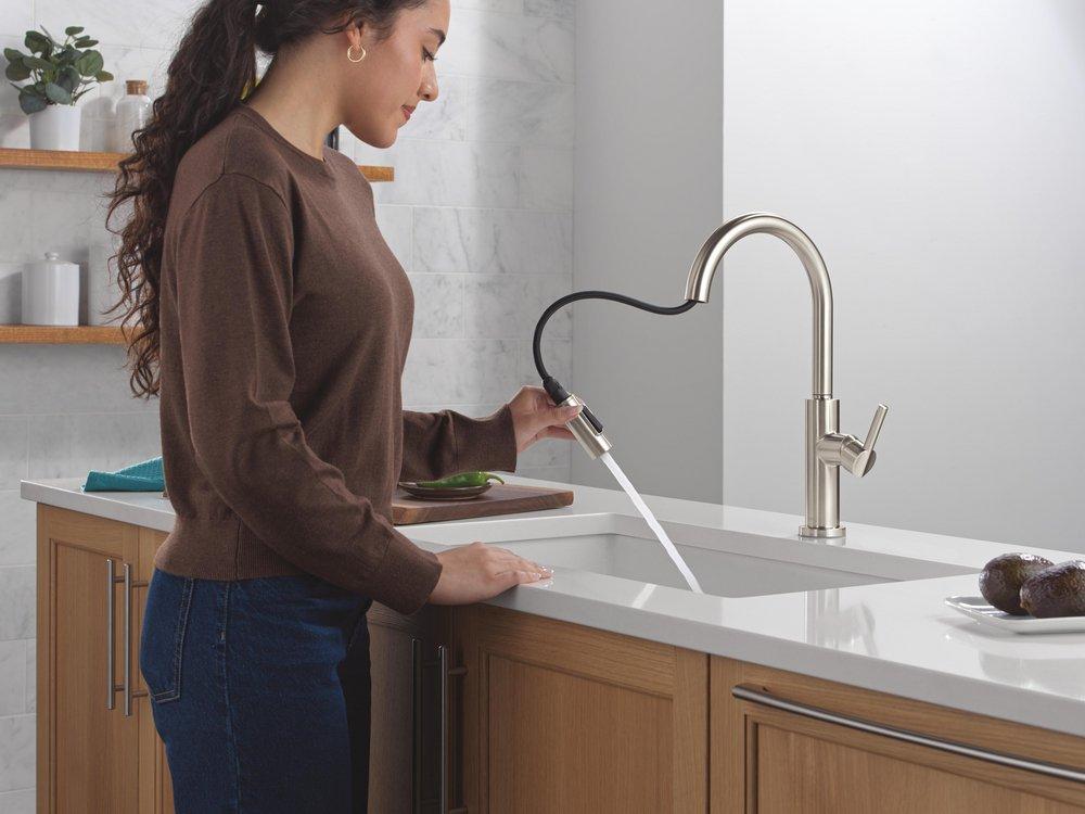 Single Handle Pull Down Kitchen Faucet in Stainless 