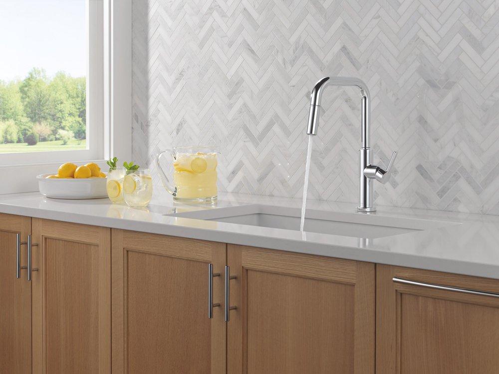Single Handle Pull Down Kitchen Faucet with Side Spray in Chrome 