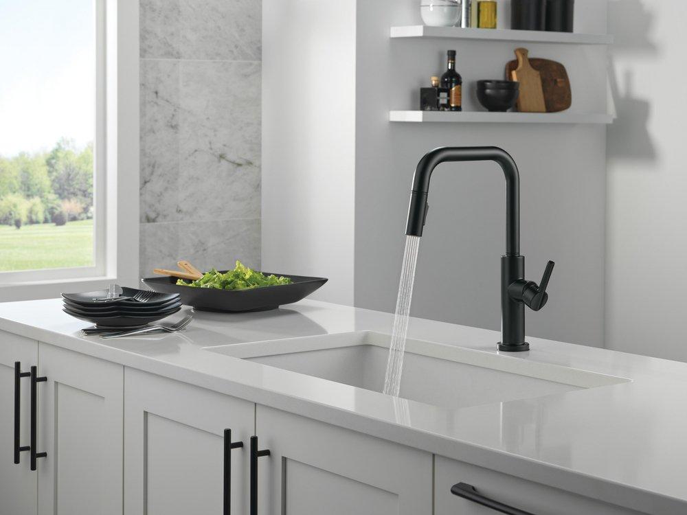 Single Handle Pull Down Kitchen Faucet in Matte Black 