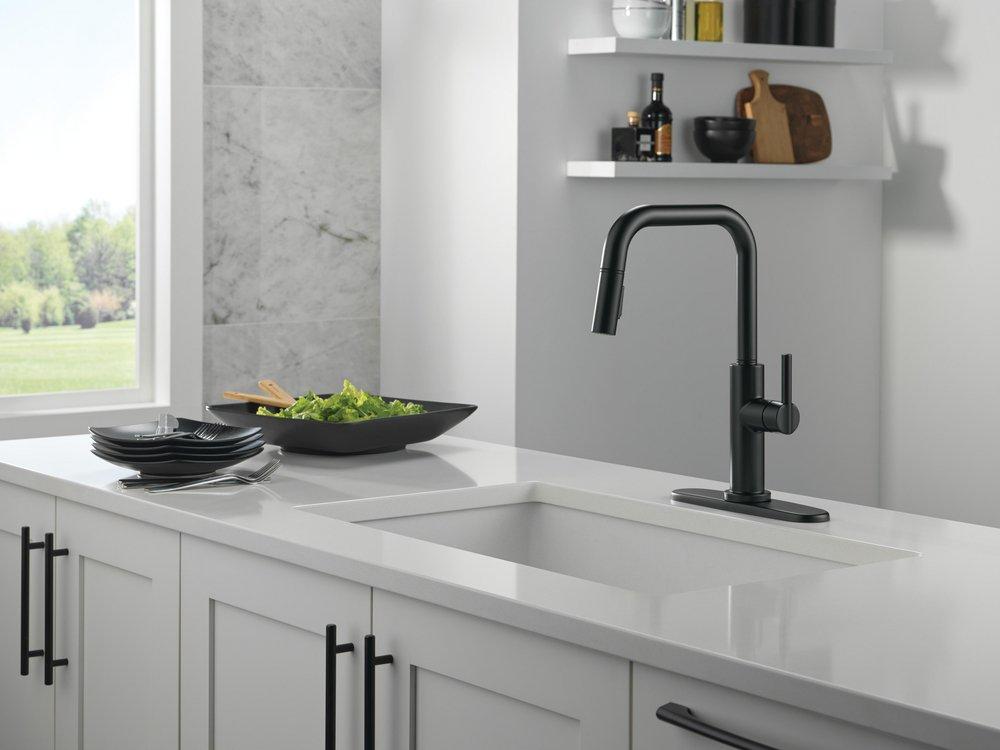 Single Handle Pull Down Kitchen Faucet in Matte Black 