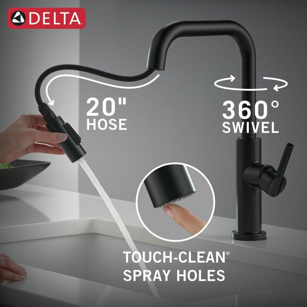 Single Handle Pull Down Kitchen Faucet in Matte Black 