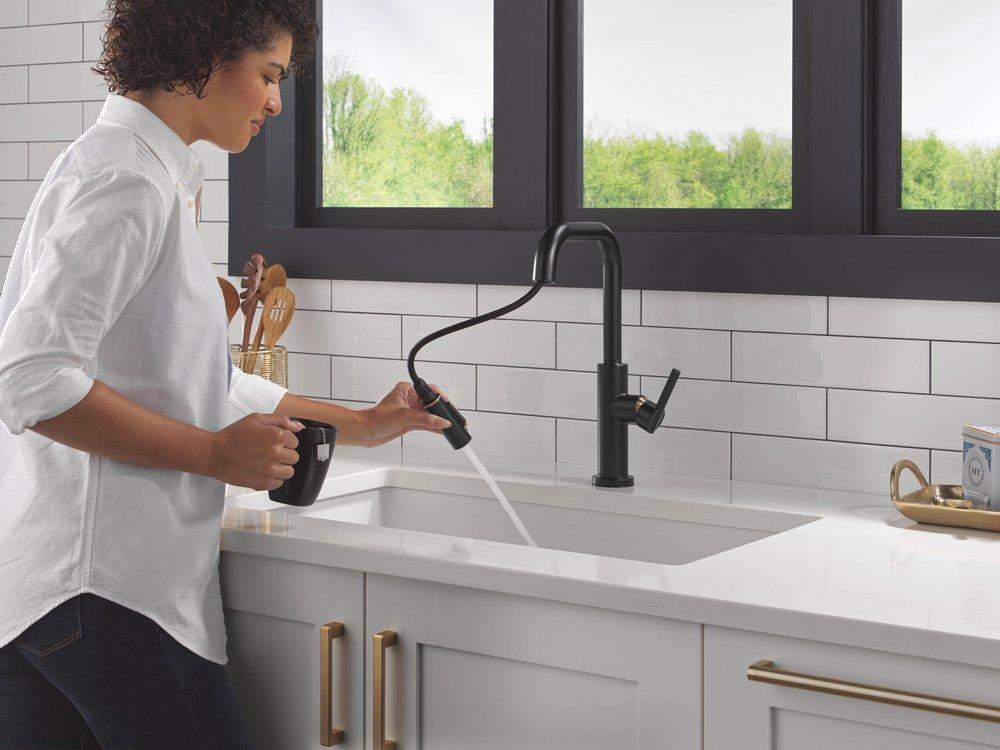 Single Handle Pull Down Kitchen Faucet in Matte Black with Champagne Bronze 