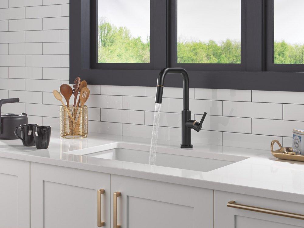 Single Handle Pull Down Kitchen Faucet in Matte Black with Champagne Bronze 