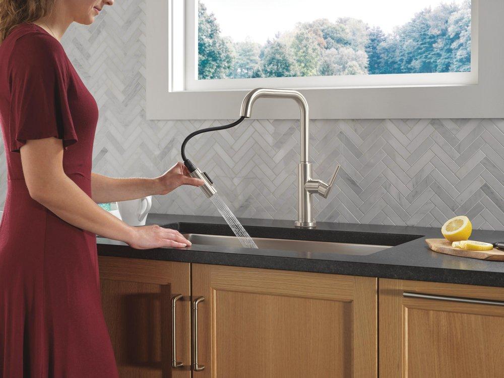 Single Handle Pull Down Kitchen Faucet in Stainless 