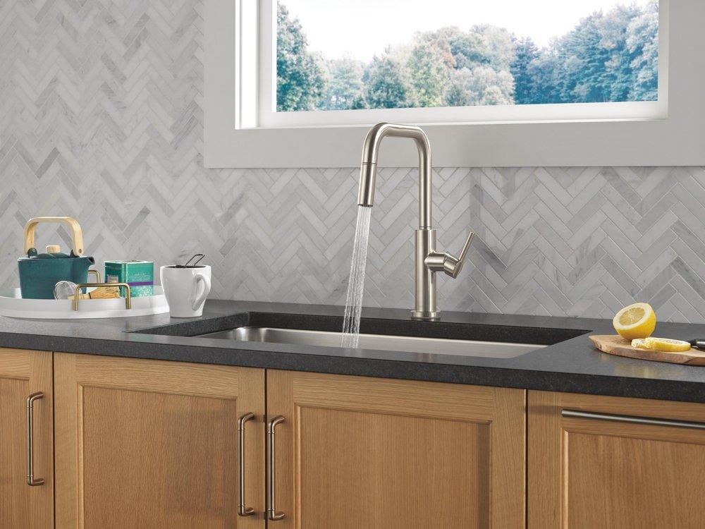 Single Handle Pull Down Kitchen Faucet in Stainless 
