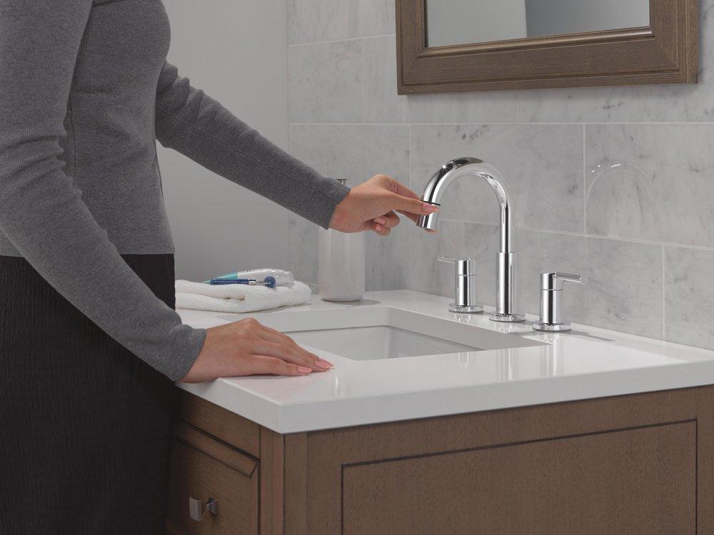 Two Handle Widespread Bathroom Sink Faucet in Chrome 
