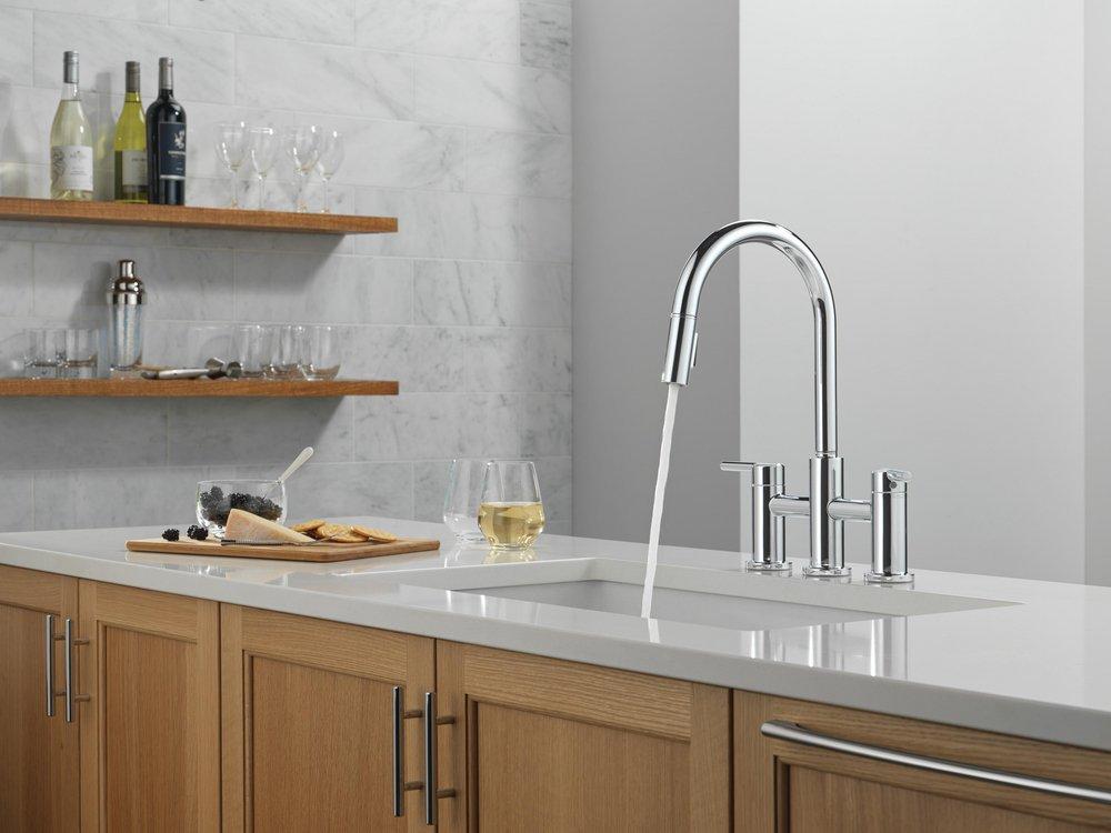 DELTA NICOLI TWO HANDLE PULL-DOWN BRIDGE KITCHEN FAUCET 