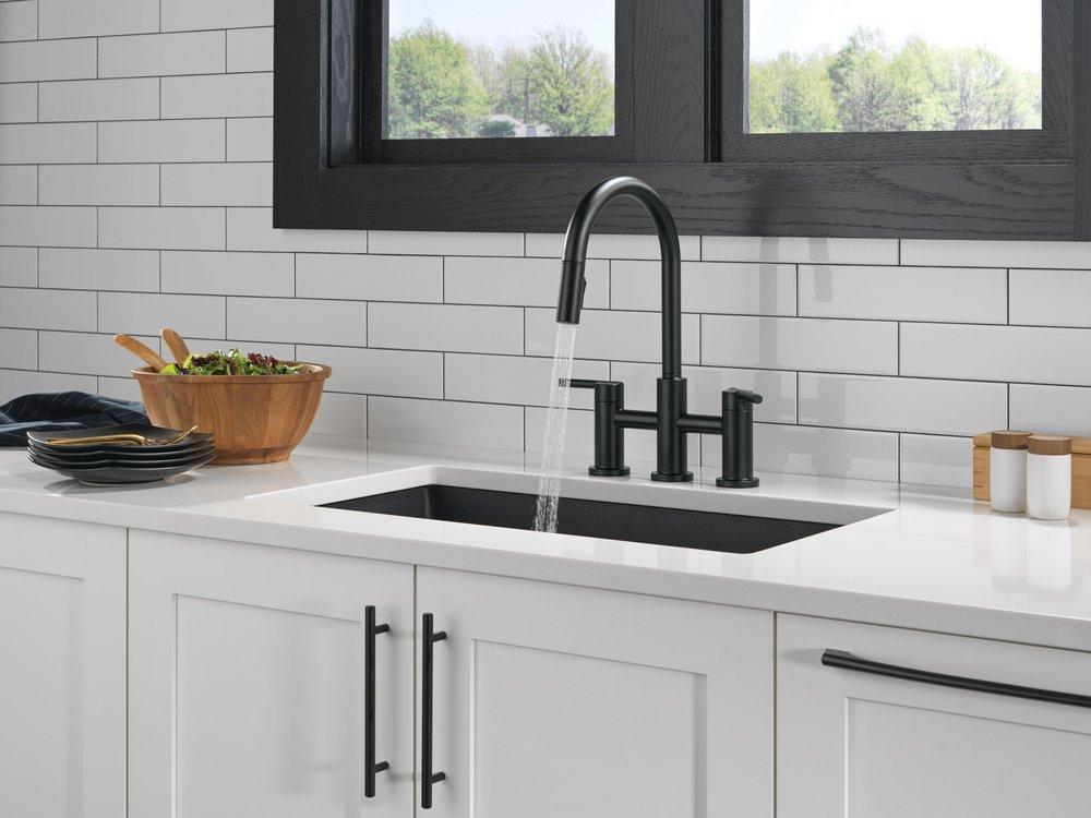 Single Handle Pull Down Kitchen Faucet in Matte Black 