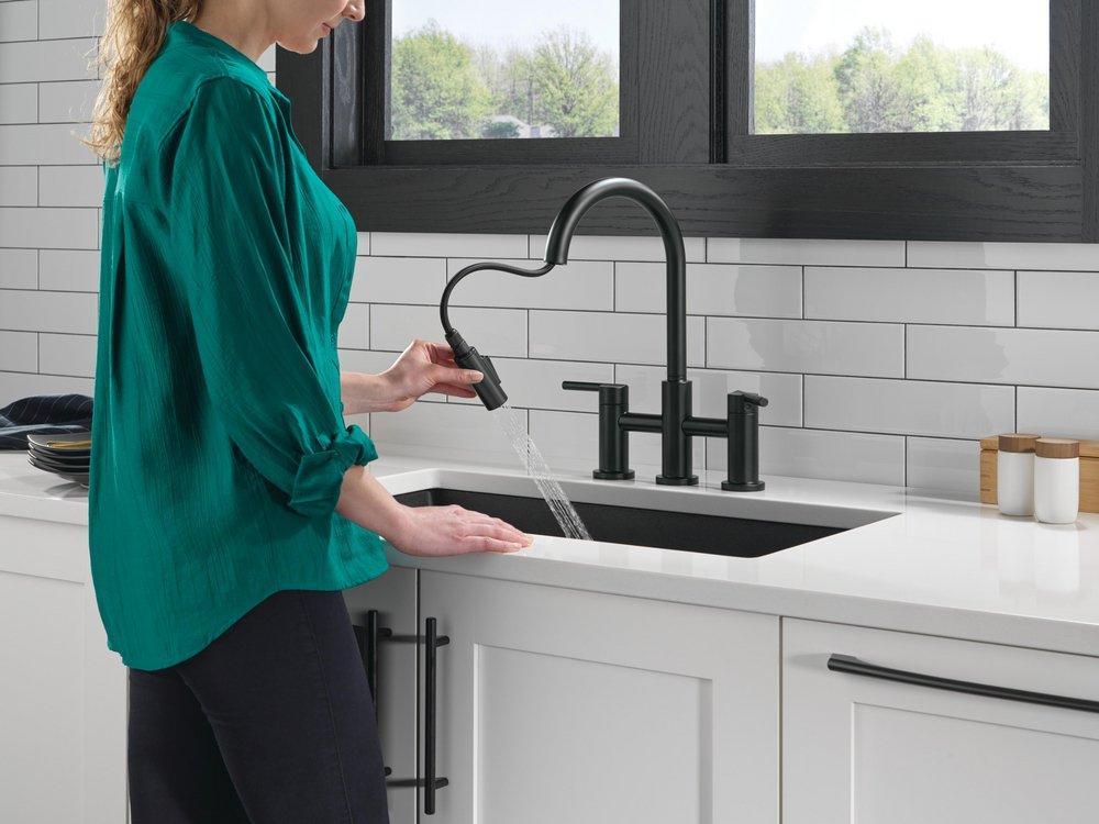 Single Handle Pull Down Kitchen Faucet in Matte Black 