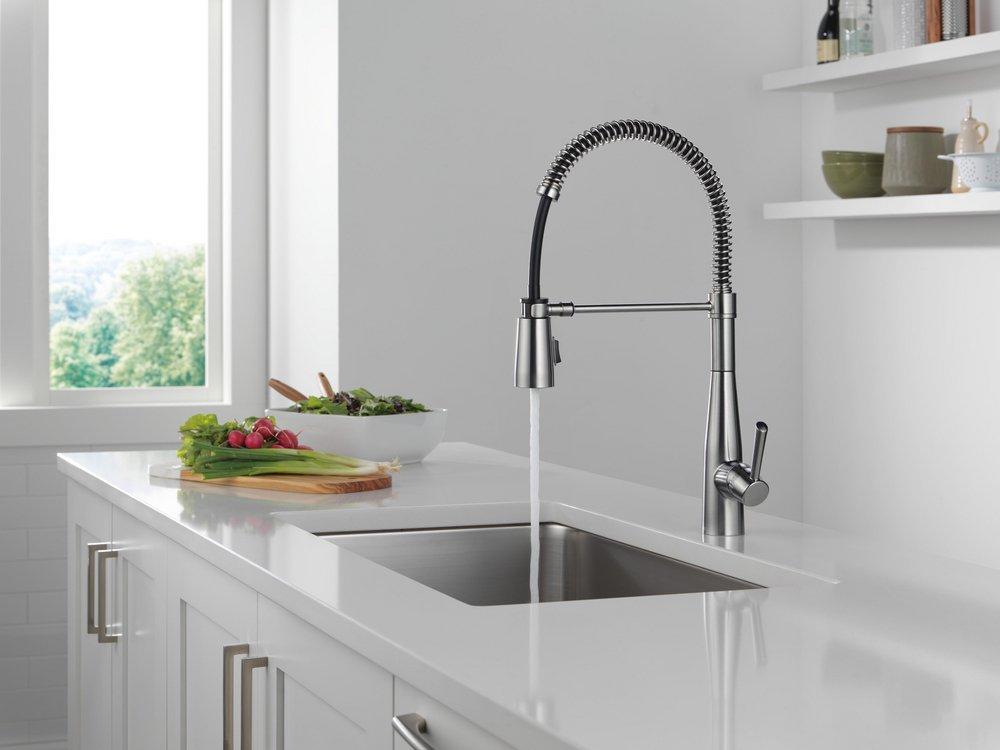 Single Handle Pull Down Kitchen Faucet in Arctic Stainless 