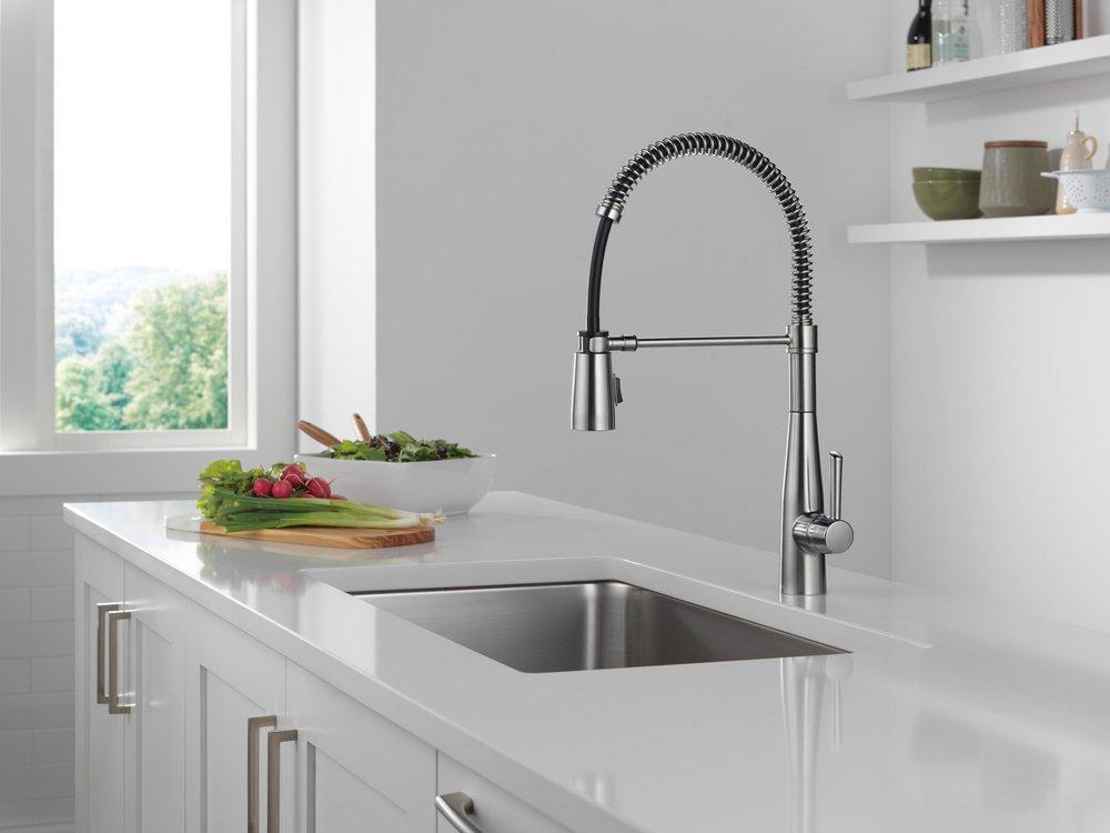 Single Handle Pull Down Kitchen Faucet in Arctic Stainless 