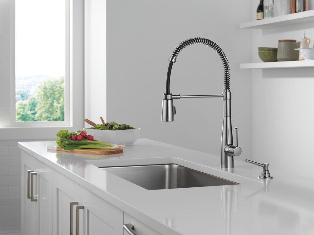 Single Handle Pull Down Kitchen Faucet in Arctic Stainless 