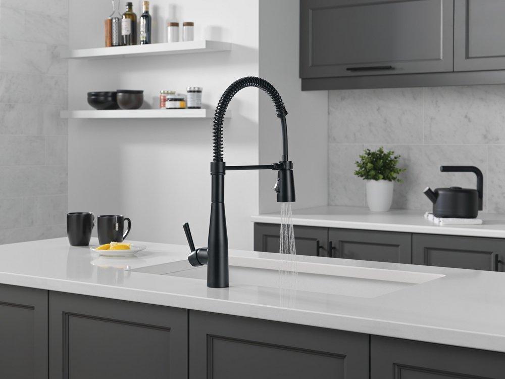 DELTA ESSA SINGLE-HANDLE PULL-DOWN SPRING KITCHEN FAUCET 