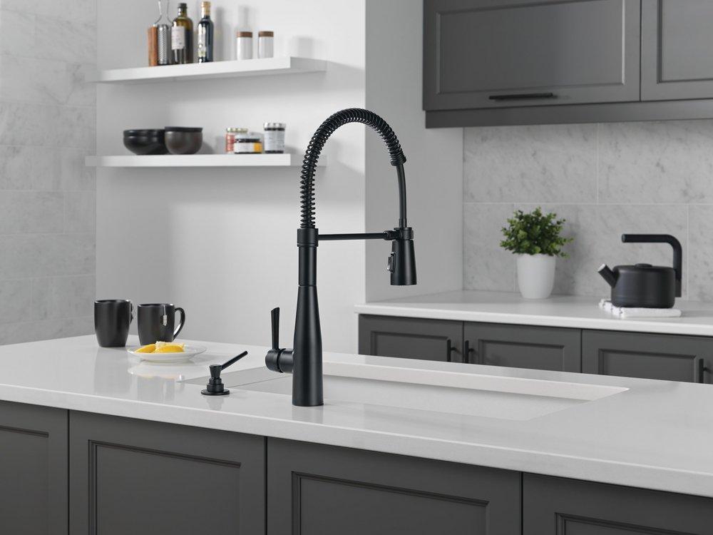 Single Handle Pull Down Kitchen Faucet in Matte Black 