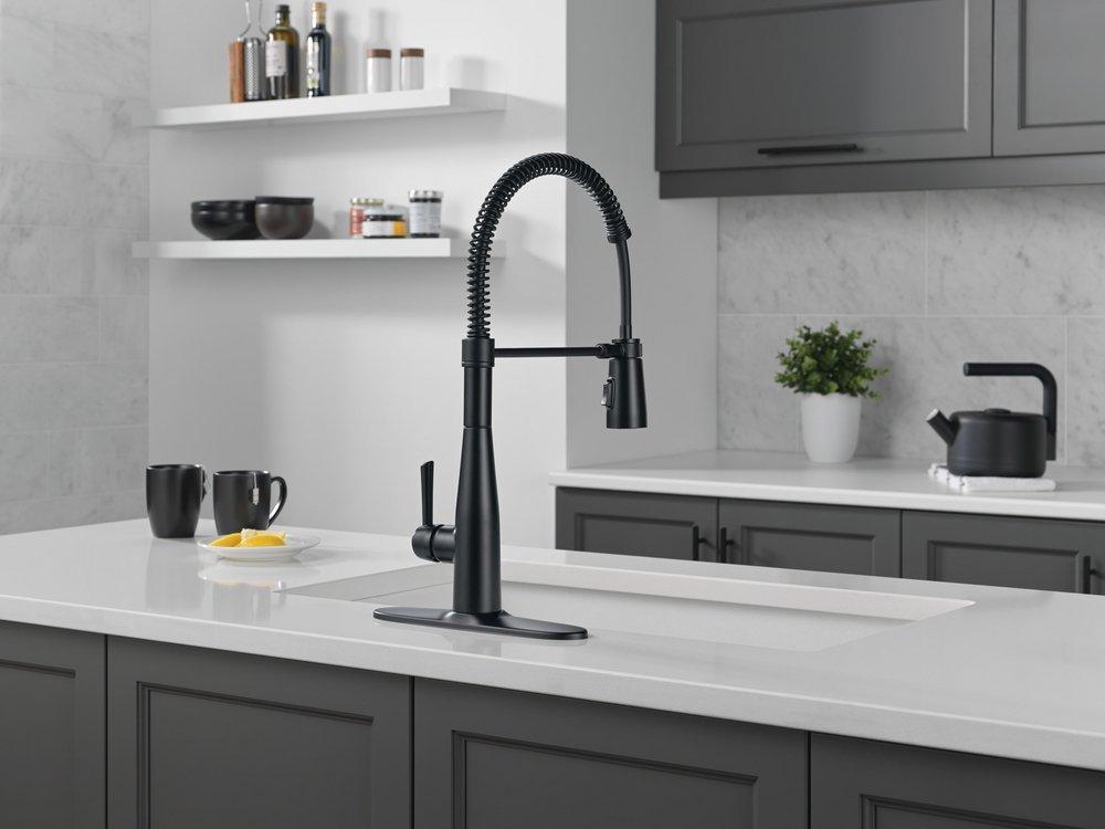 Single Handle Pull Down Kitchen Faucet in Matte Black 