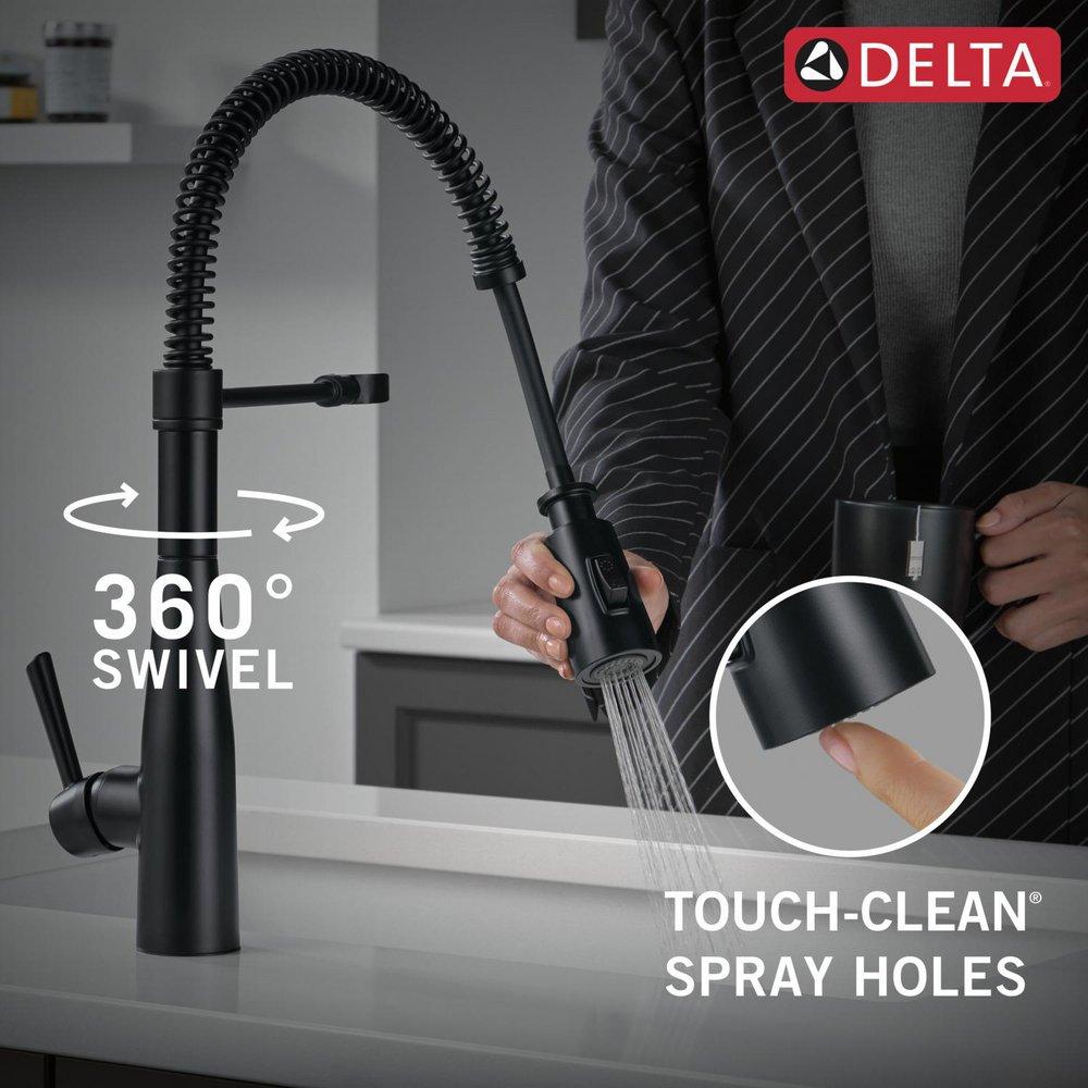 Single Handle Pull Down Kitchen Faucet in Matte Black 