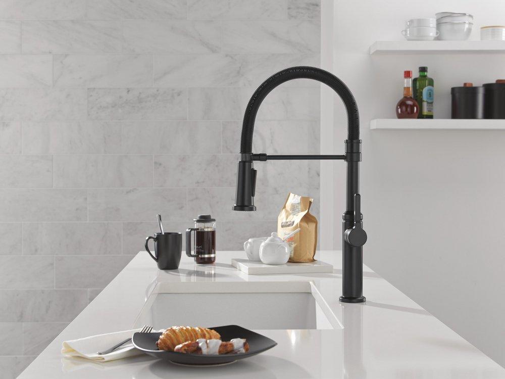DELTA RHETT SINGLE HANDLE PULL-DOWN SPRING KITCHEN FAUCET 