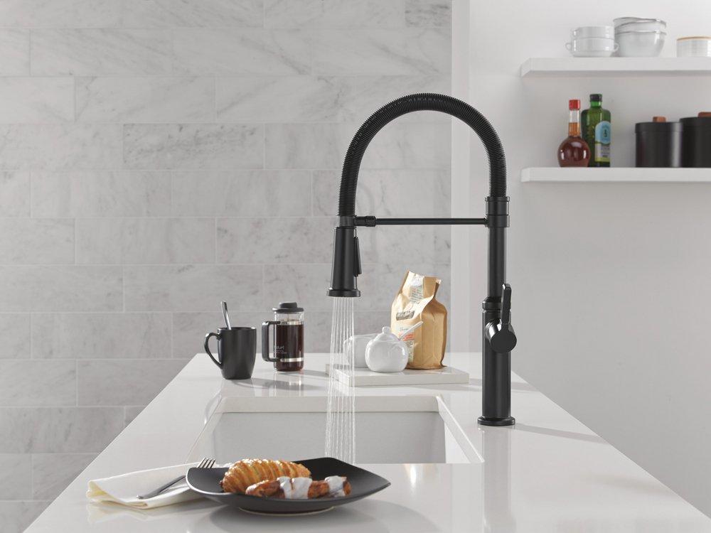 Single Handle Pull Down Kitchen Faucet in Matte Black 