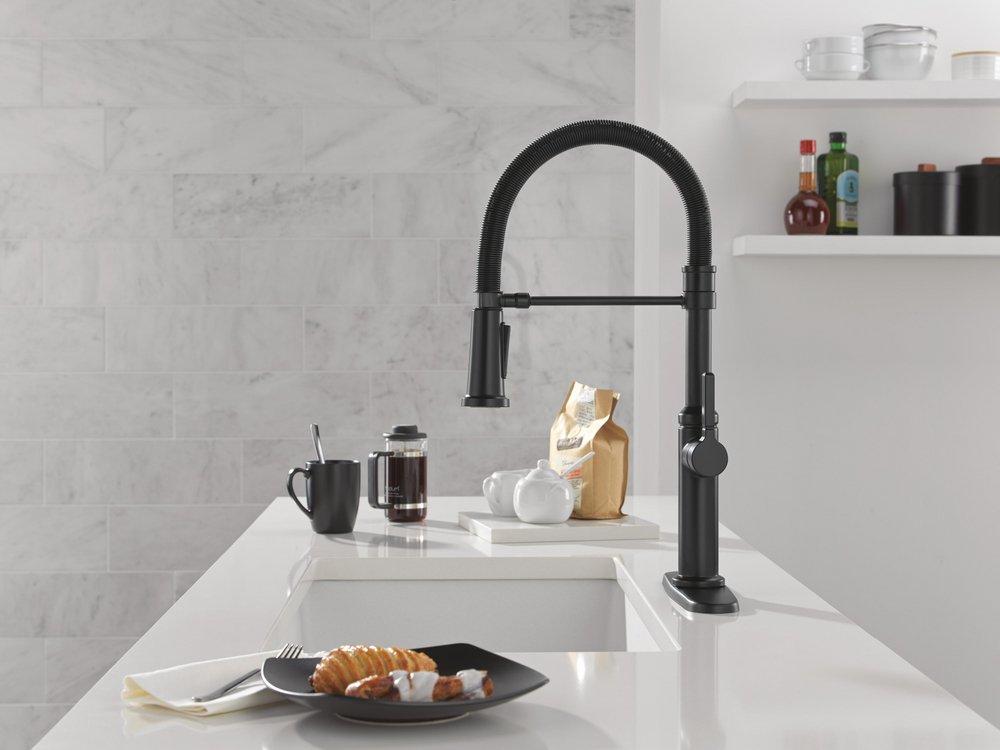 Single Handle Pull Down Kitchen Faucet in Matte Black 