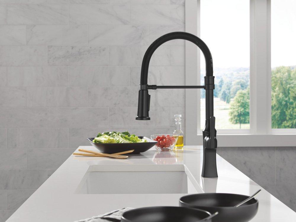 DELTA ERMELO SINGLE HANDLE PULL-DOWN SPRING KITCHEN FAUCET 