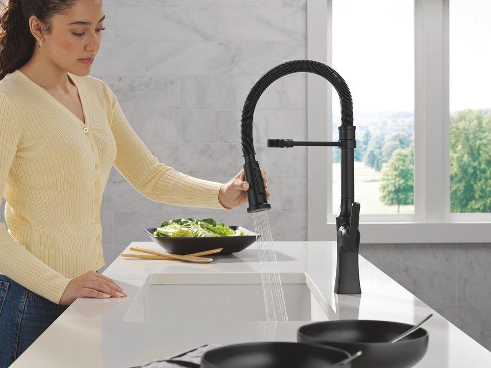 Single Handle Pull Down Kitchen Faucet in Matte Black 