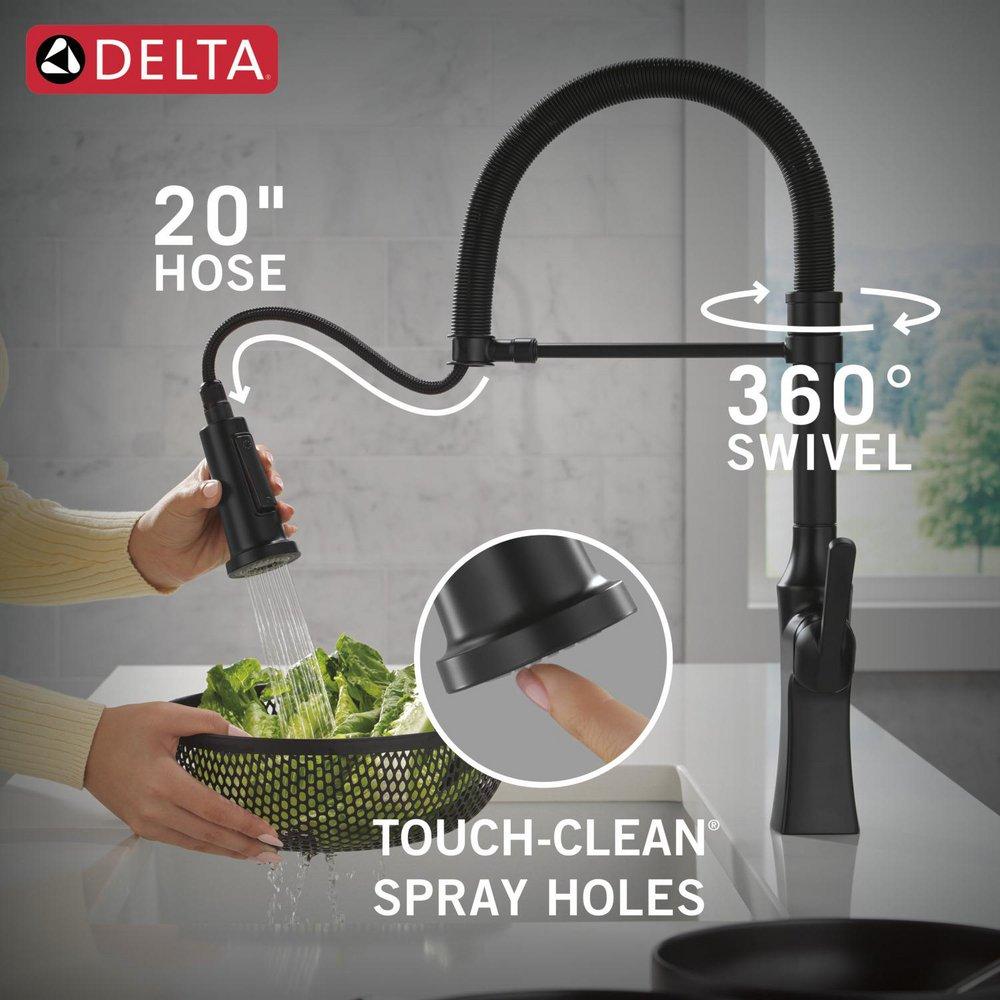 Single Handle Pull Down Kitchen Faucet in Matte Black 